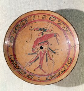Gran plato tripodal que representa a un actor o bailarín, 600-950